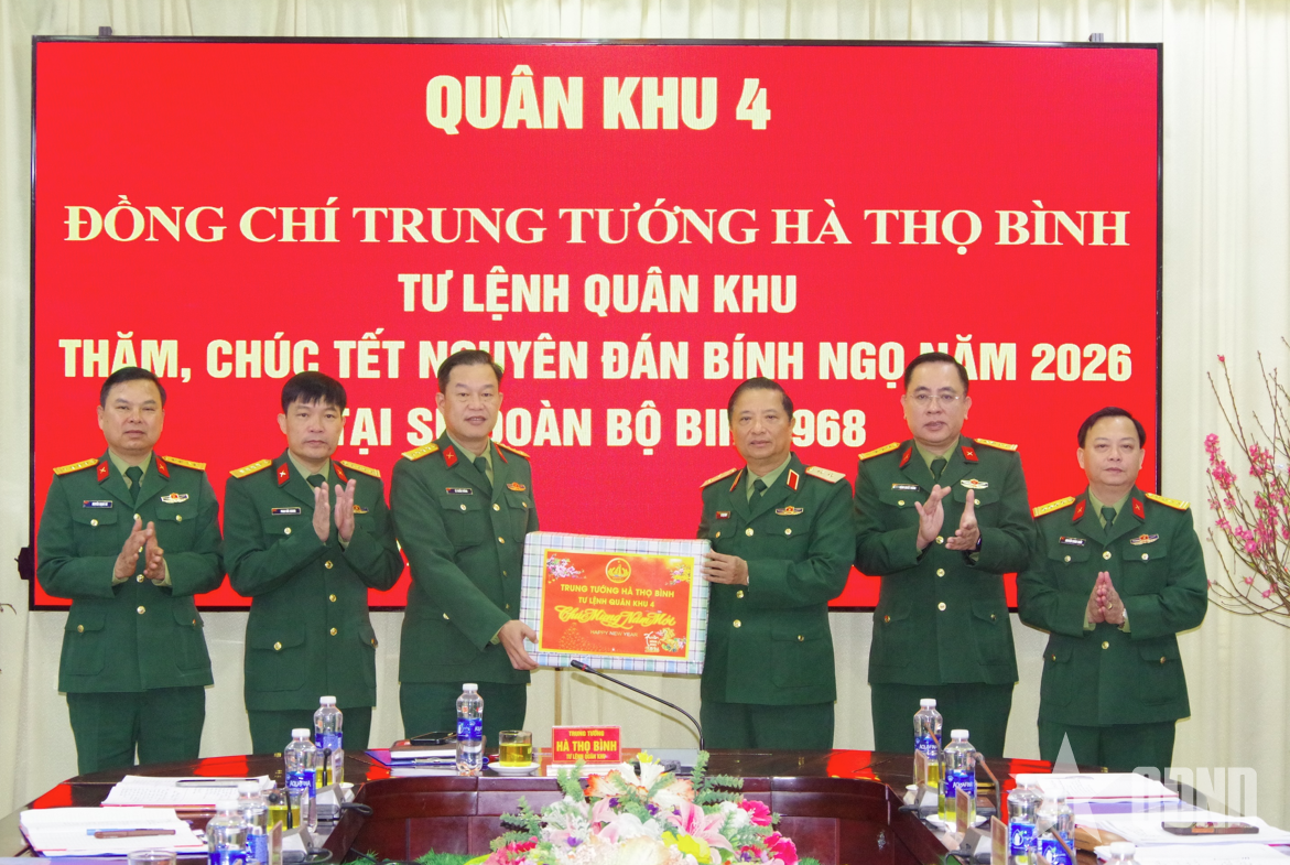 Tư lệnh Quân khu 4 thăm, chúc Tết Sư đoàn 968